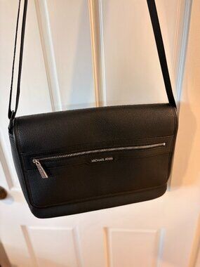 Michael Kors Messenger Bag Like New